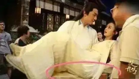 电视剧一念关山公主抱 刘诗诗公主抱轻松完成 女演员公主抱男演员讨论_女明星公主抱